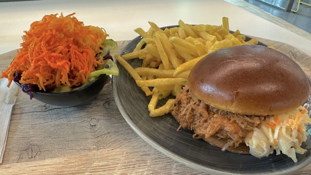 Pulled Pork Burger, Pommes und Beilagensalat vom Büfett