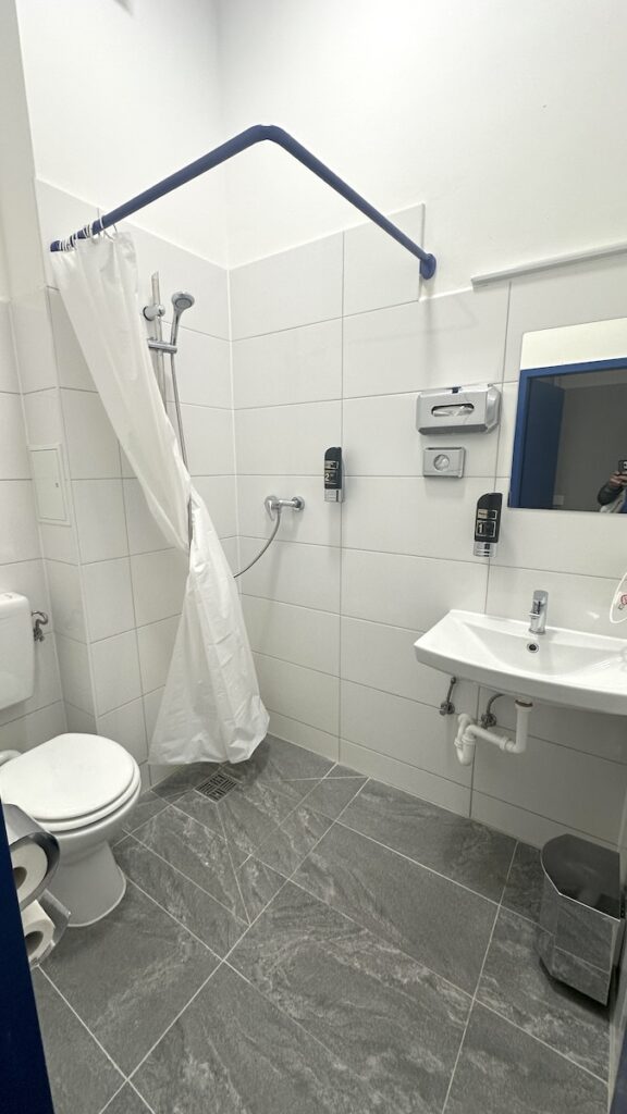 Das (sehr saubere) Bad im Hostel