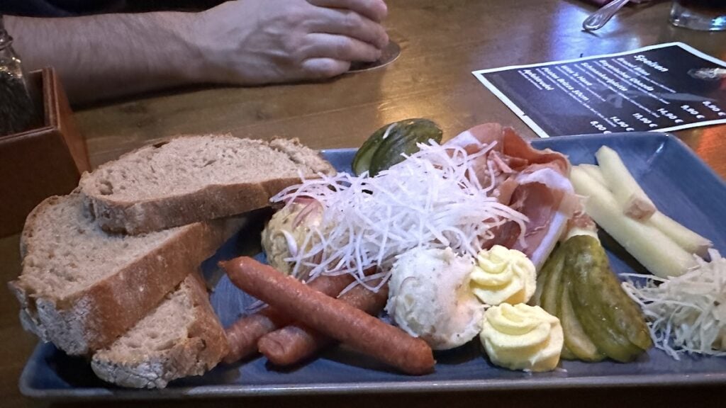 Vesperplatte im Pirates, von der Pizza gibt es kein Bild, da war ich zu gierig