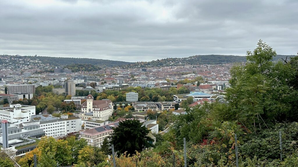 Mittagsspaziergangblick auf Stuttgart