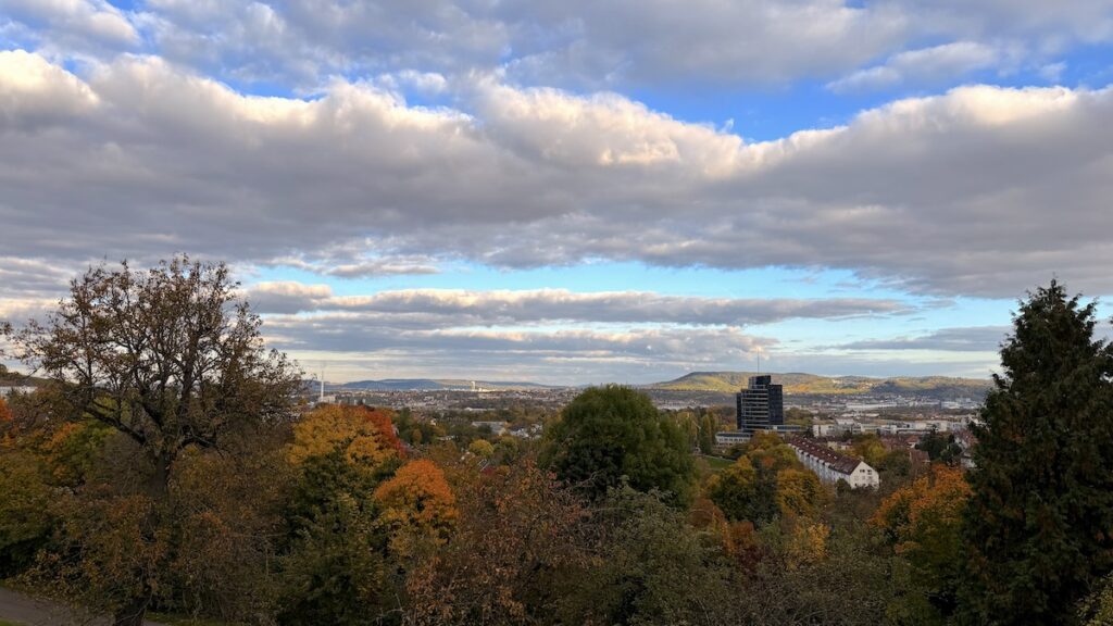 Herbstlicher Blick vom Wartberg über Stuttgart, Cannstatt und Untertürkheim