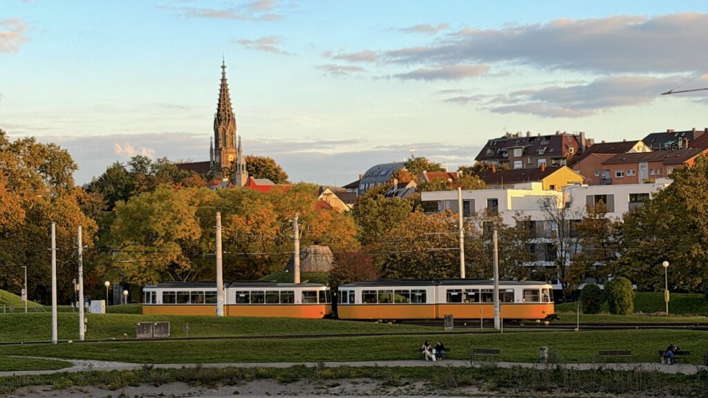 DIe alte U15-Straßenbahn auf dem Weg ins Straßenbahnmuseum am Berger Sprudler