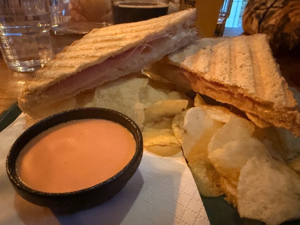 Schinken-Käse-Toast im Mon Petit Cafe