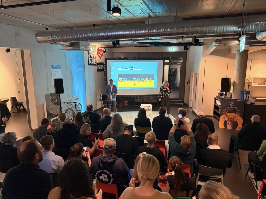 Kevin und Petra bei der Begrüßung der LinkedIn Local Stuttgart Crowd