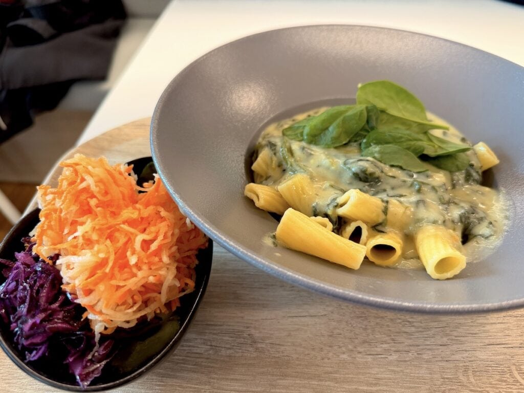 Pasta mit Spinat-Gorgonzola-Soße im Betriebsrestaurant