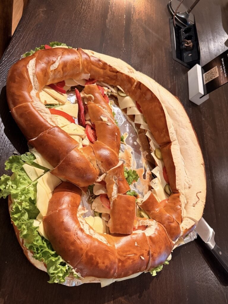 Riesenbrezel mit Käse