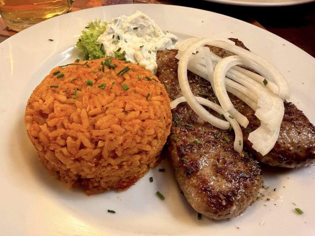 Bifteki mit Tomatenreis