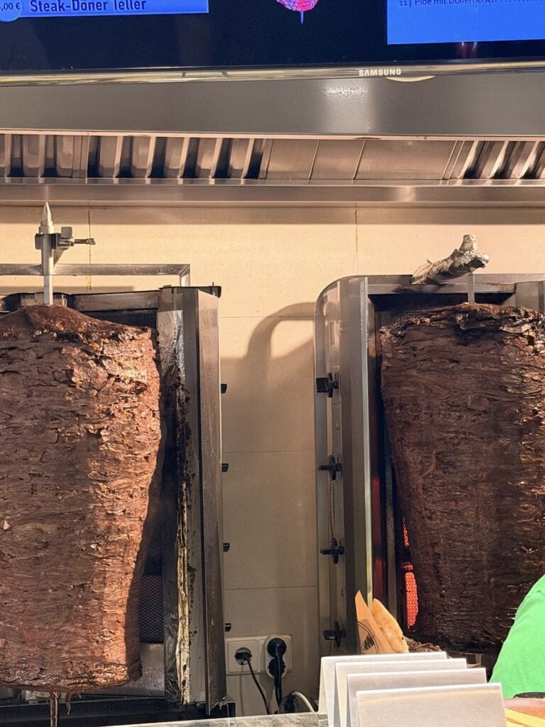 Zwei von drei Spießen mit Steakdöner im Dilgelay