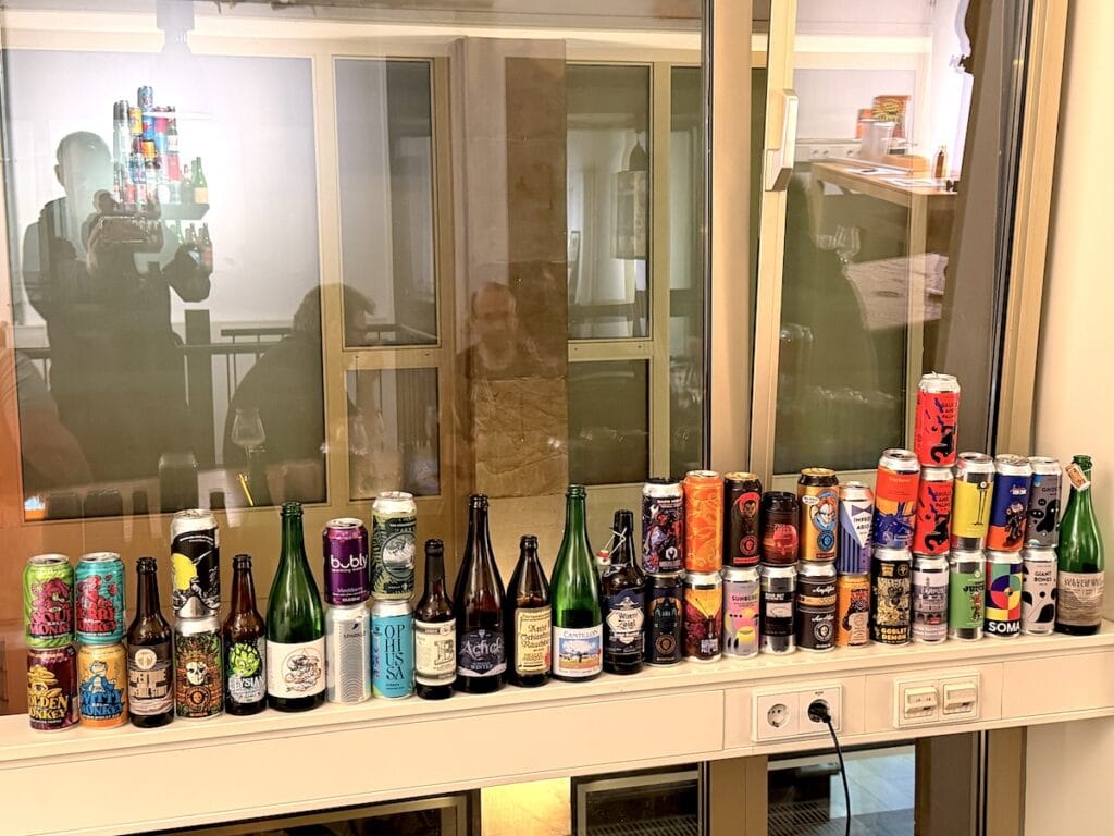 Verkostete Biere beim Bottlesharing in der Bierothek (ja, die haben schon vor mir ein paar Flaschen/Dosen komplett geleert gehabt)