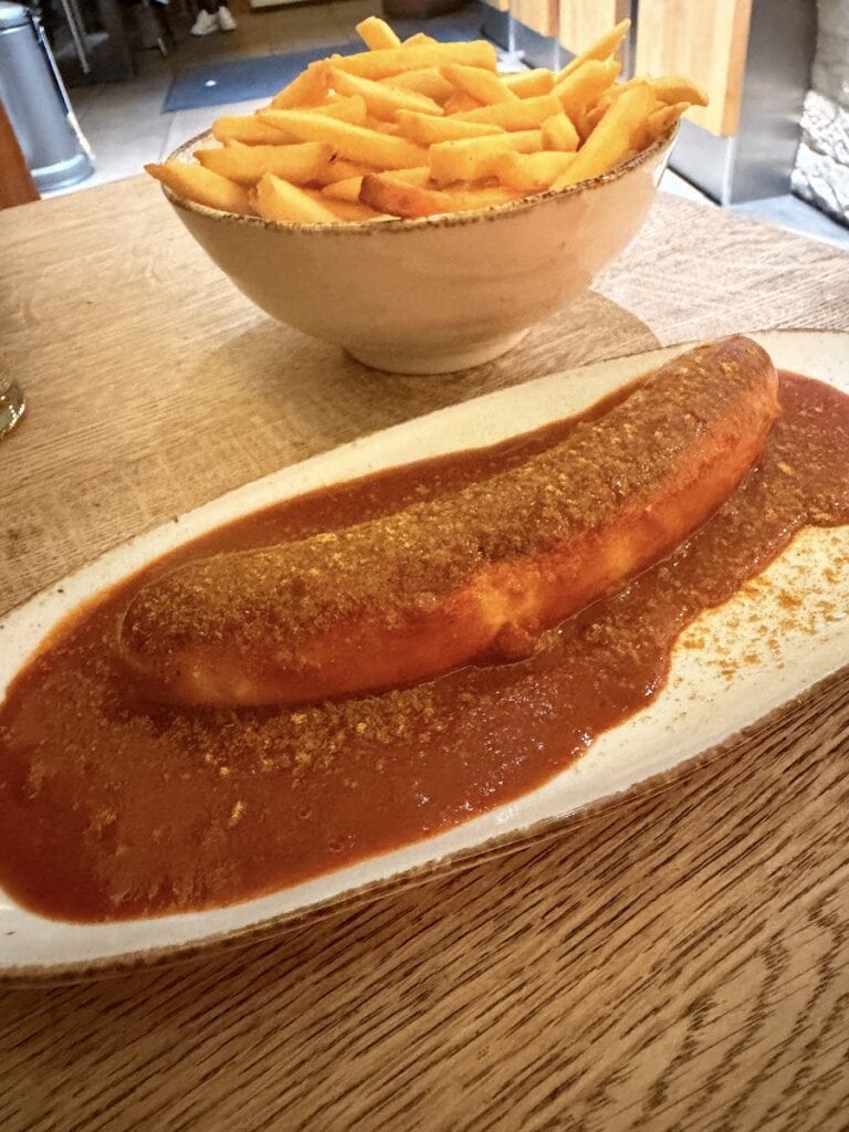 Currywurst mit Pommes