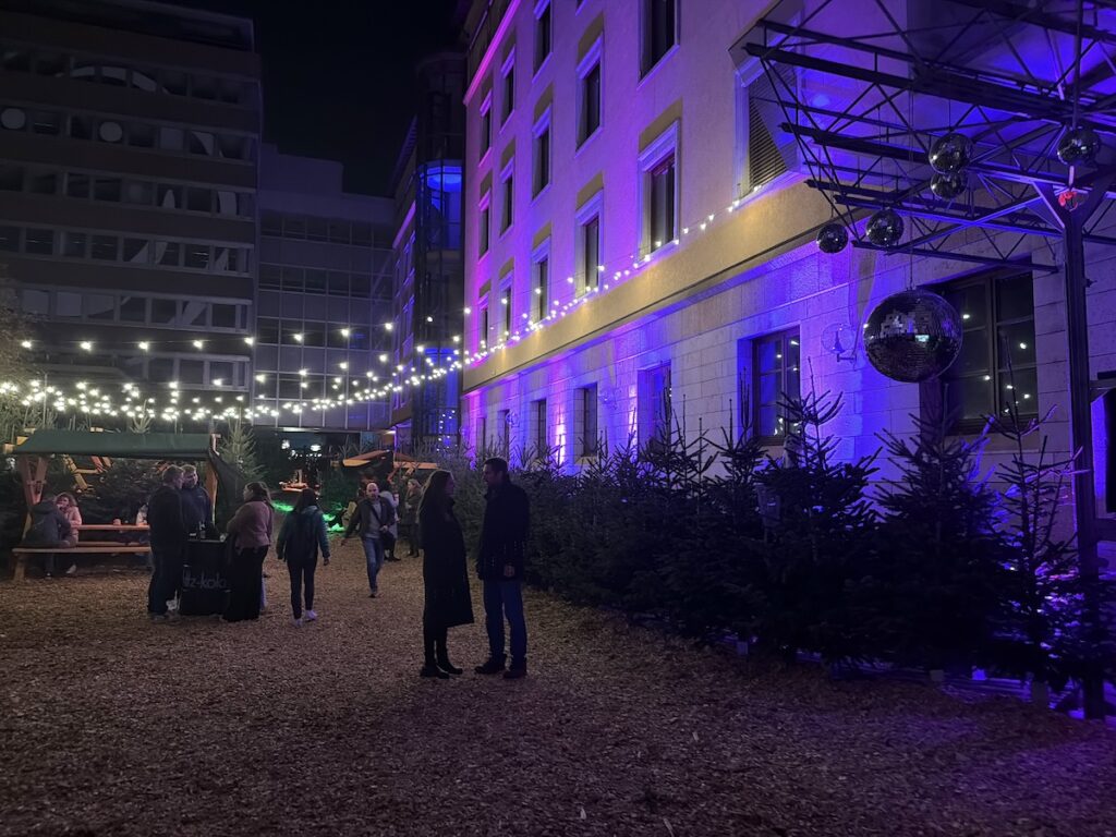 Stimmungsvoll beleuchteter Auftakt des Punschwaldes am Feuersee