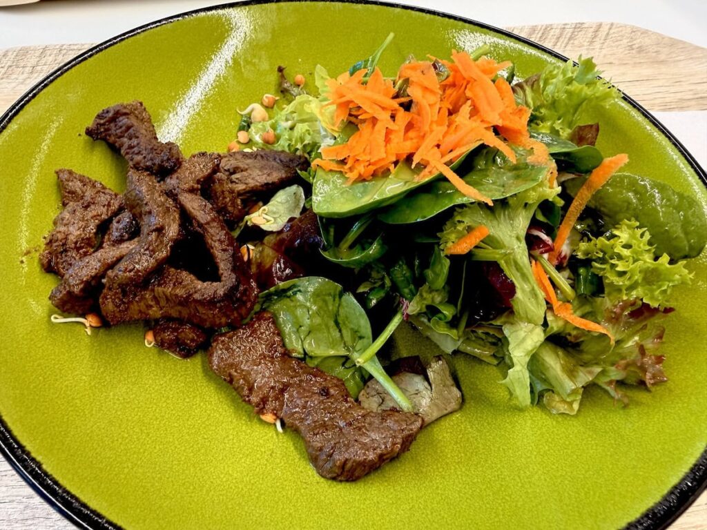 Salat mit Rinderstreifen im Betriebsrestaurant