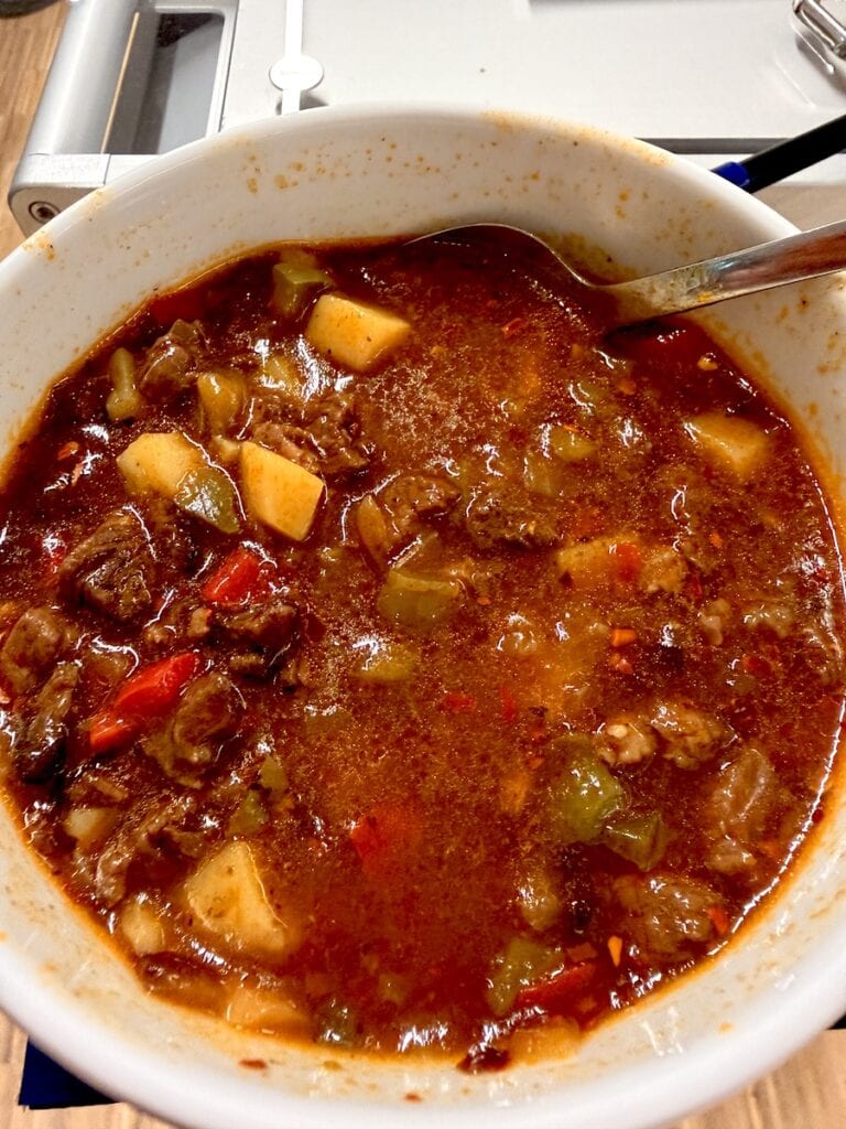 Gulaschsuppe beim After-Work im Büro