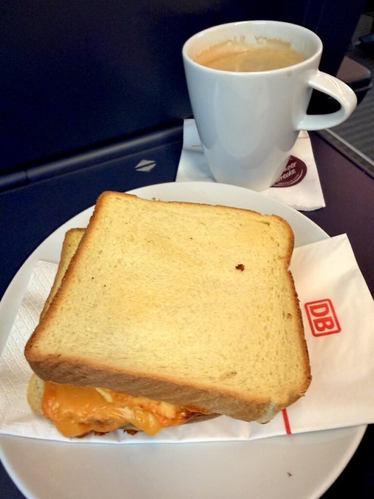 Egg Drop Sandwich
mit Putenbacon, Cheddar & Sriracha Sauce
