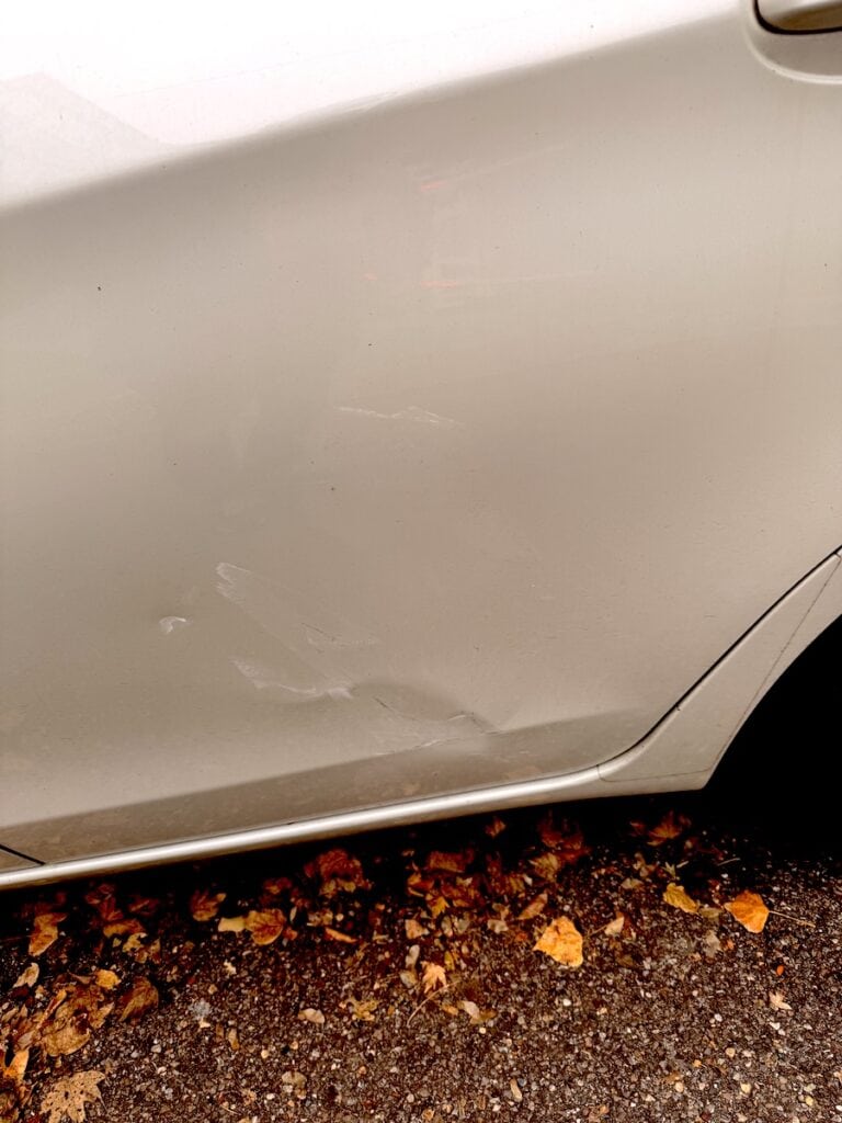 Zerbeulte und angekratzte Türe meines Autos