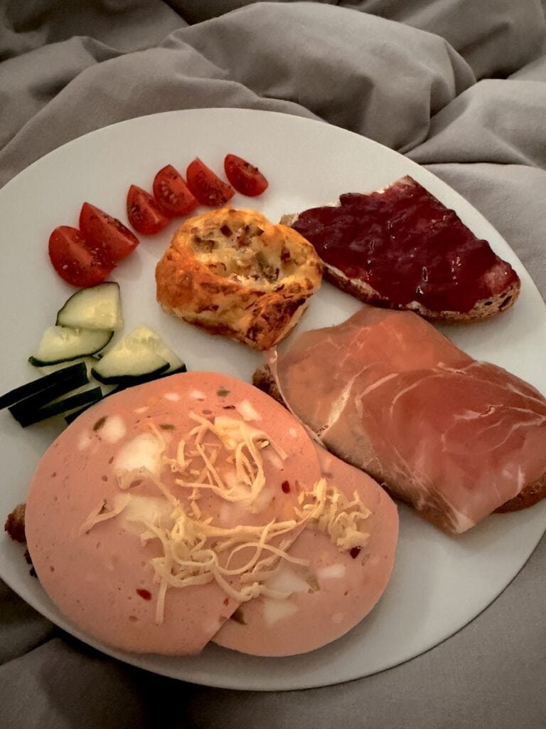 Frühstücksteller im Bett