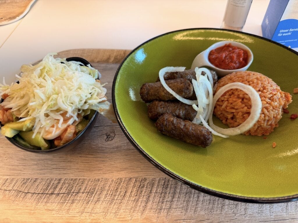 Cevapcici mit Djuvecreis und Beilagensalat im Betriebsrestaurant