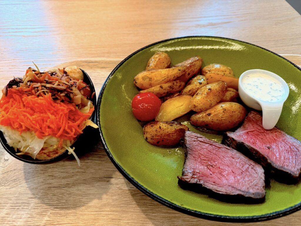 Rosa gebratene Rinderhüfte mit Rosmarinkartoffeln