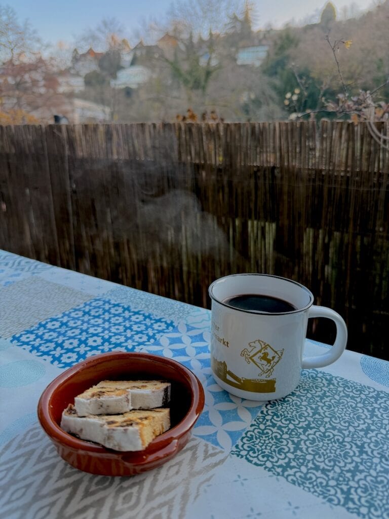 Samstagnachmittag auf dem Balkon: Ein Becher Glühwein und eine kleine Scheibe Stollen