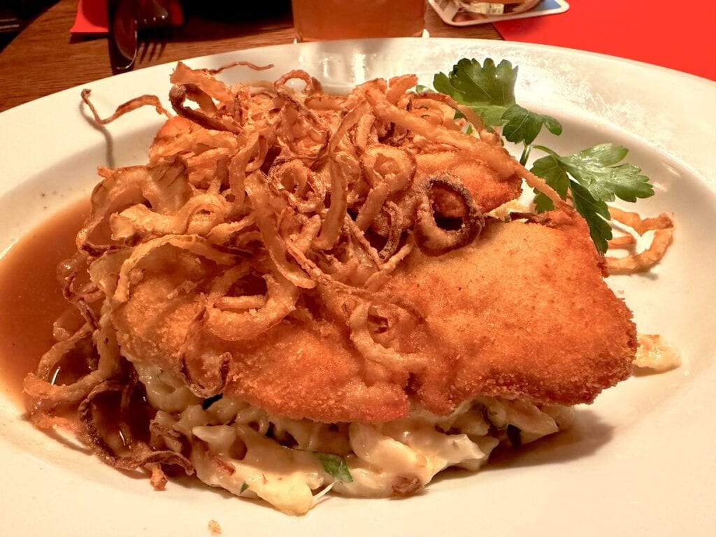 Braumeisterschnitzel mit Kässpätzle im Sanwald