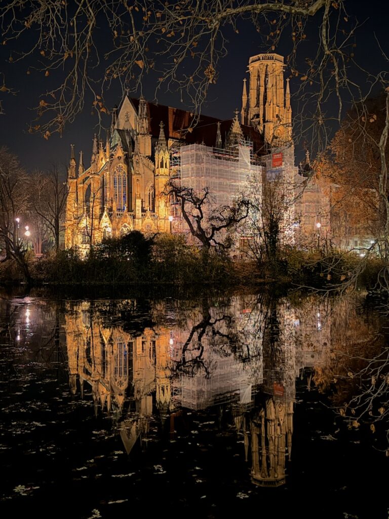 Die Johanneskirche am Feuersee ist nachts immer ein Foto wert, wenn man daran vorbeikommt