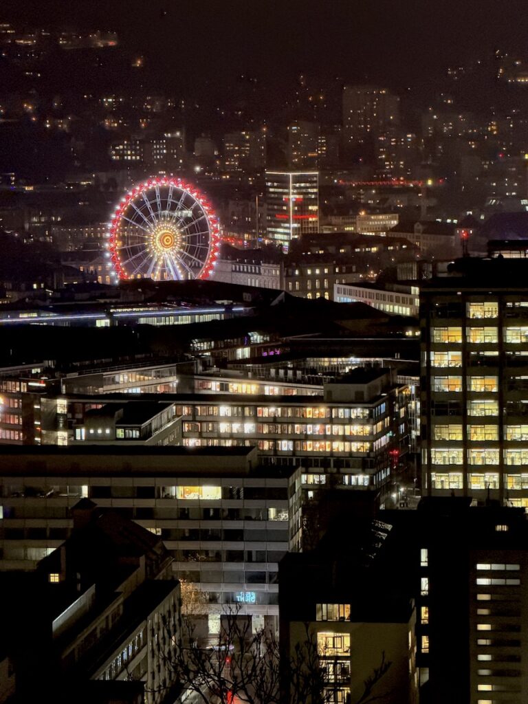Das Riesenrad am Schlossplatz im Dunklen