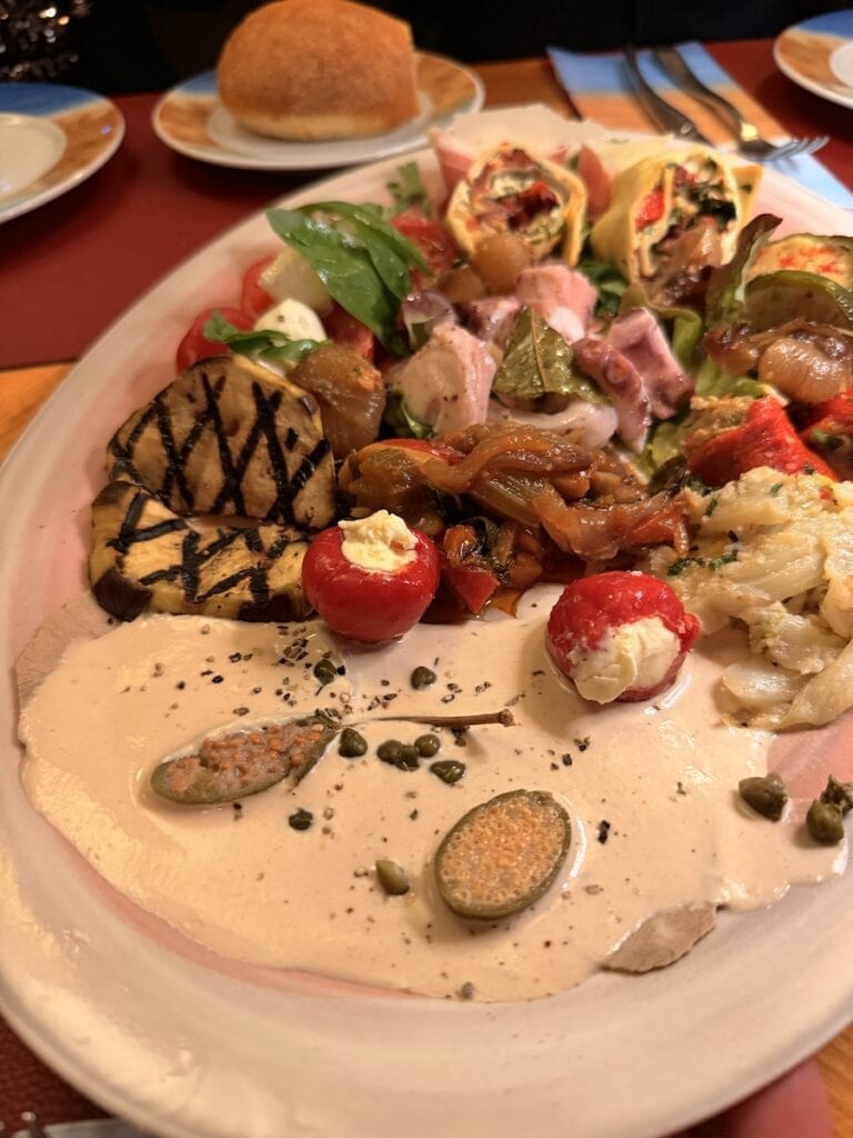 Gemischte Platte zum Teilen als Vorspeise