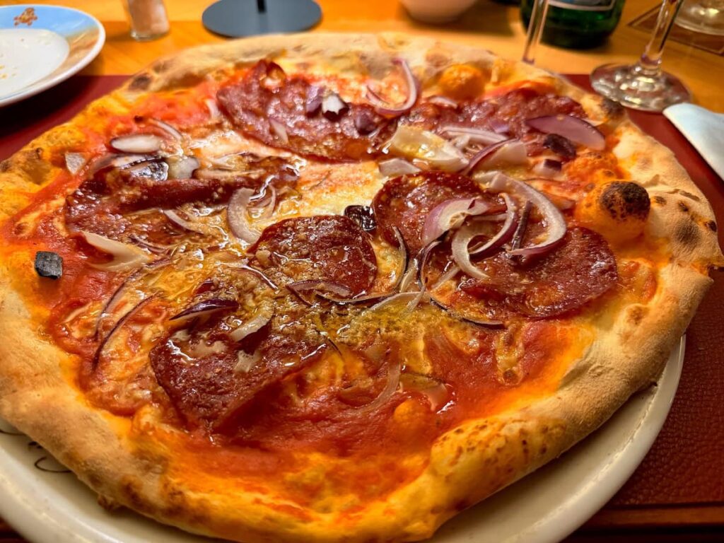 Pizza Divola mit zusätzlich Zwiebeln und Knoblauch