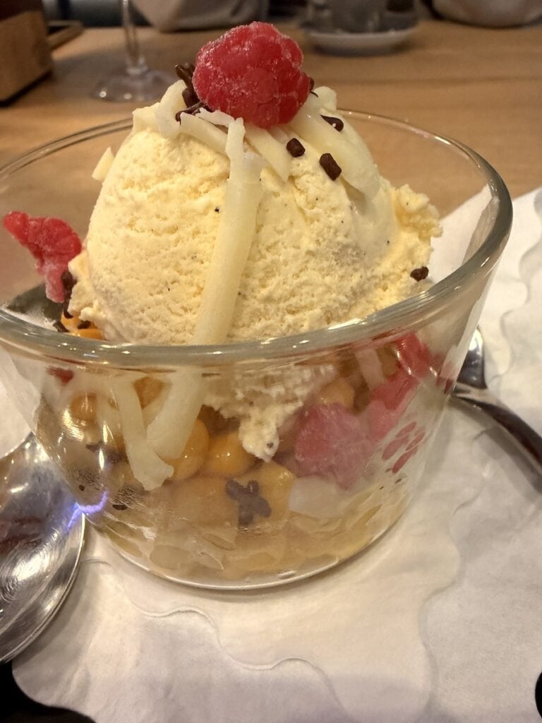 JaIceKe (gedämpfter Zuckermais,
gemischt mit Vanilleeis und geriebenem Käse)