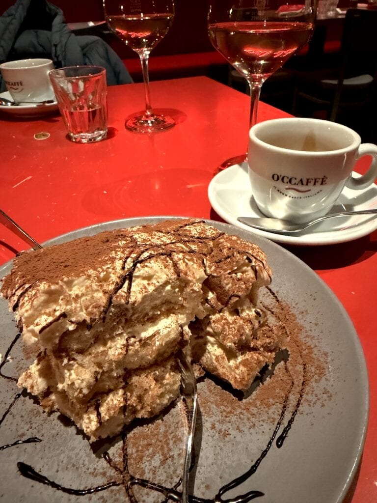 Tiramisu und Espresso im Italo Disco