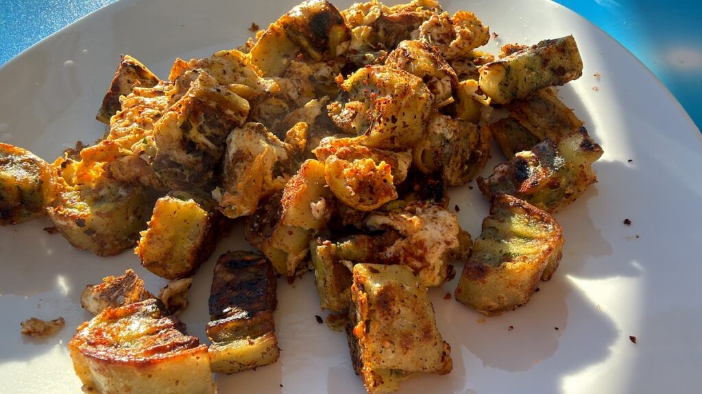 Angebratene Maultaschen mit Ei auf dem Balkon