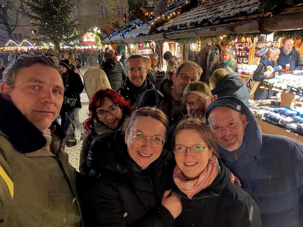 "Alte", also langjährige, Freunde auf dem Weihnachtsmarkt