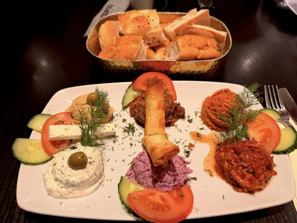 Gemischter Vorspeisenteller für eine Person im Sultan Saray
