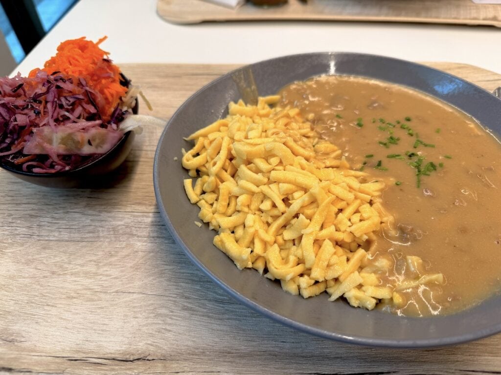 Putengeschnetzeltes in Estragonsoße und Spätzle