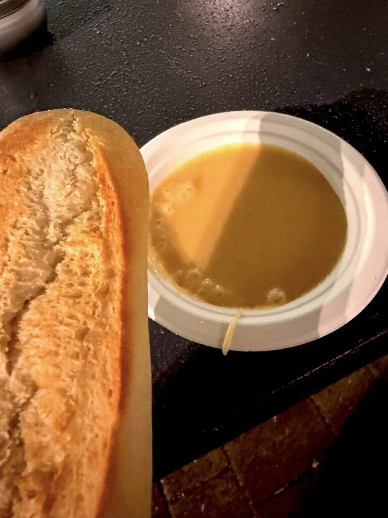 Käsefondue und Baguette auf dem Weihnachtsmarkt nach der Vorsorgeuntersuchung
