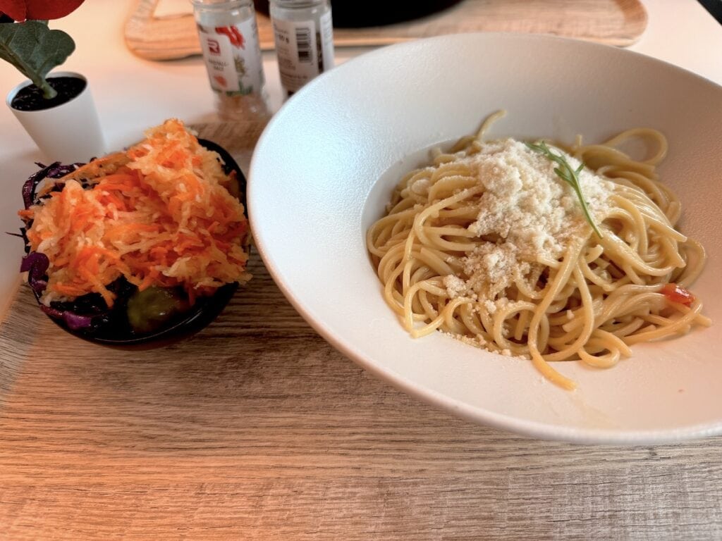 Spaghetti aglio e olio mit Beilagensalat im Betriebsrestaurant