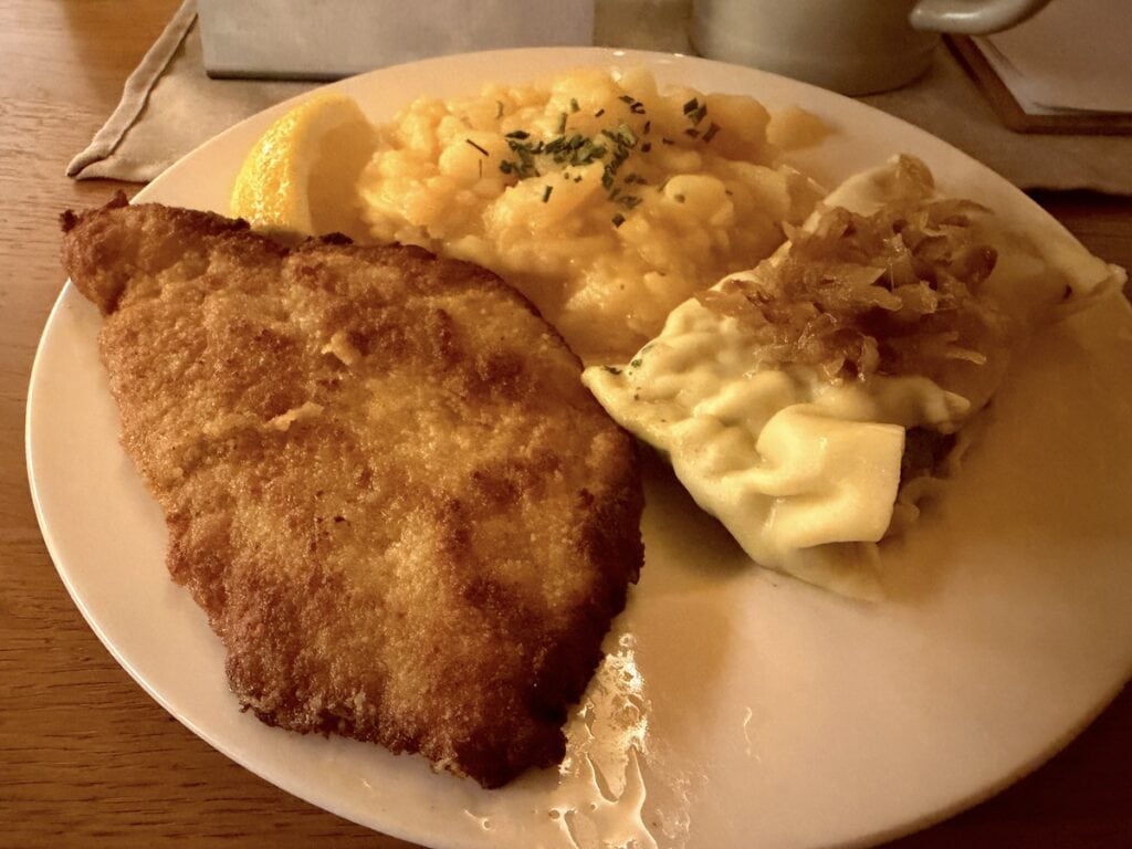 Hämerlebräuteller: Schnitzel, Maultasche und Kartoffelsalat
