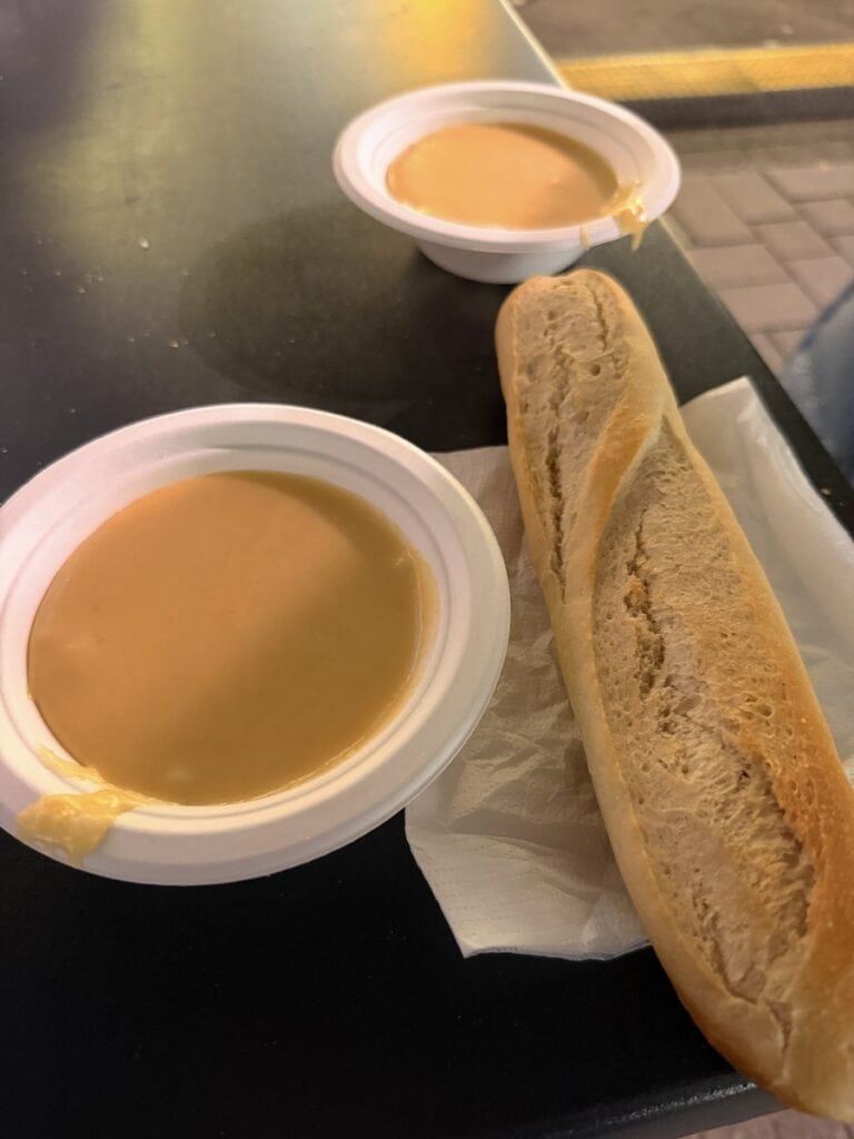 Zweimal Käsefondue mit Baguette auf dem Weihnachtsmarkt