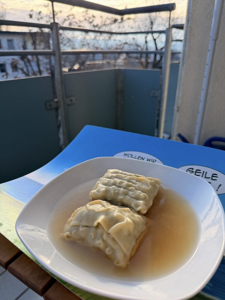 Maultaschen in der Brühe auf dem Balkon