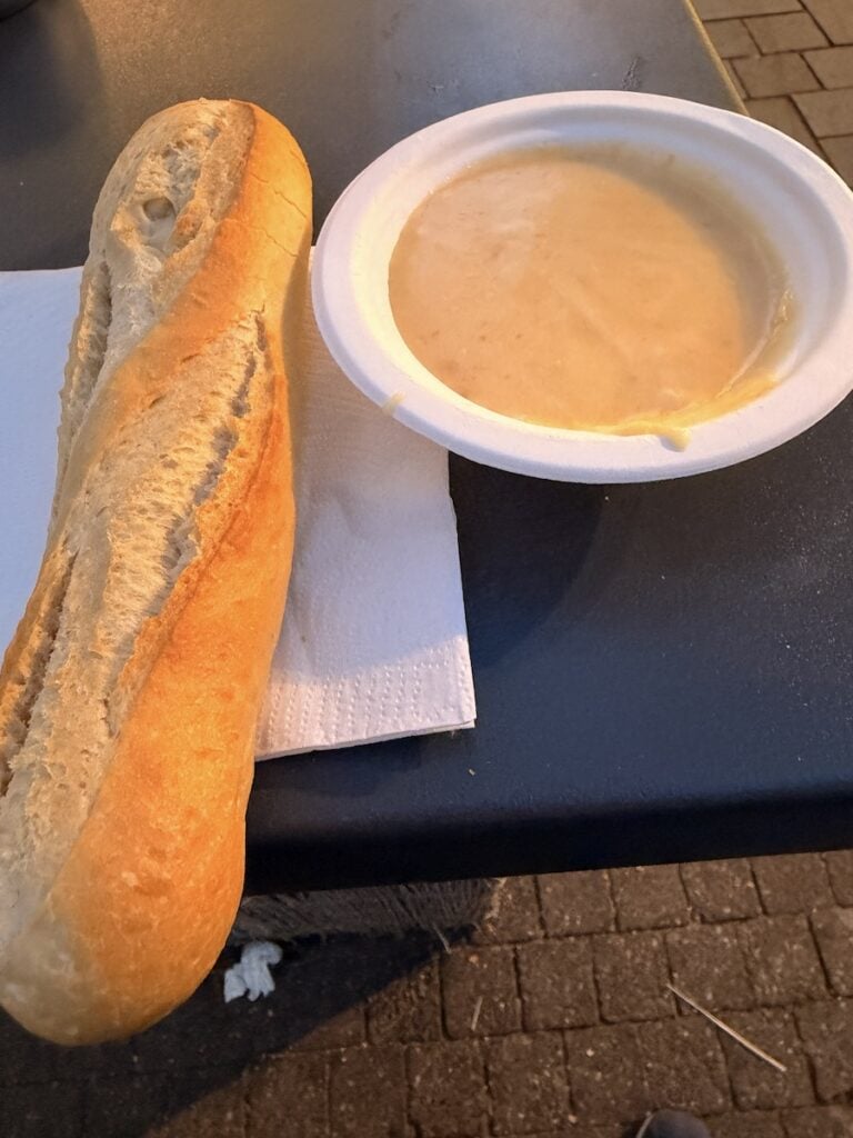 Käsefondue mit Baguette auf dem Weihnachtsmarkt