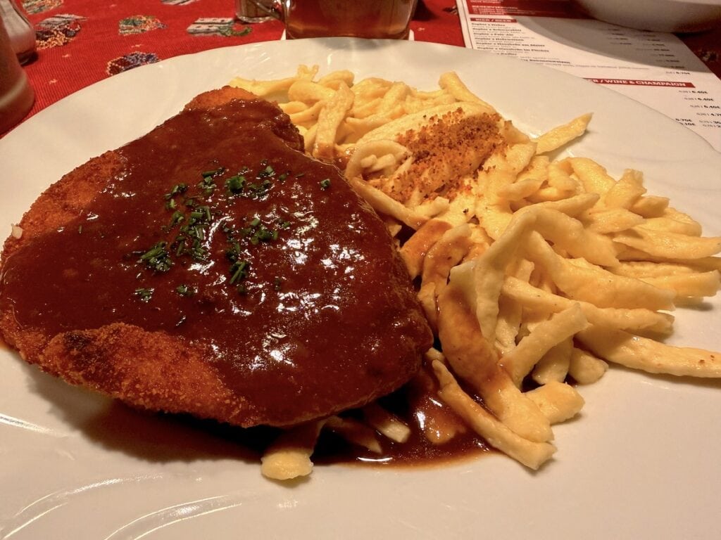 Braumeisterschnitzel mit Spätzle statt Salat (den habe ich dann aber als Beilagensalt bestellt)