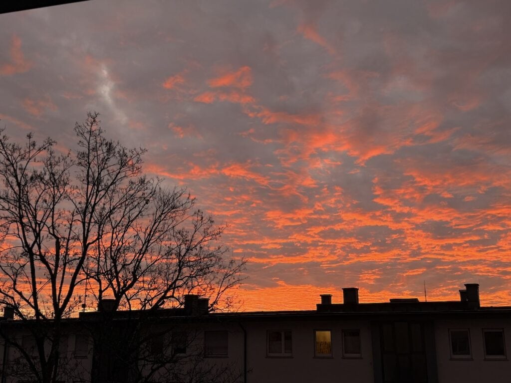 Brennender Himmel bei Sonnenaufgang