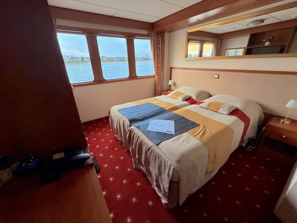 Unsere Kabine 117. Altbacken, aber vollkommen ok mit viel Fensterfront