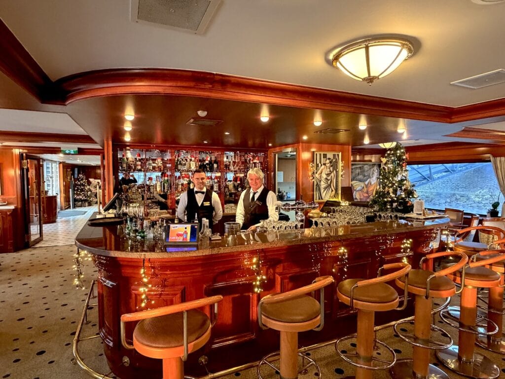 Die Bar auf der Elegant Lady