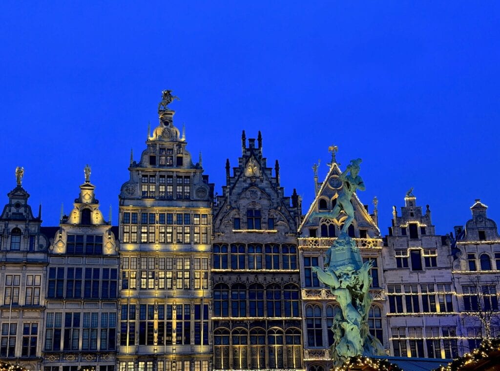 Am Grote Markt Antwerpen nachts im Winter