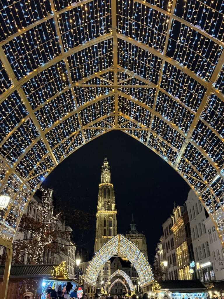 Blick zurück im Winter zur Liebfrauenkathedrale Antwerpen