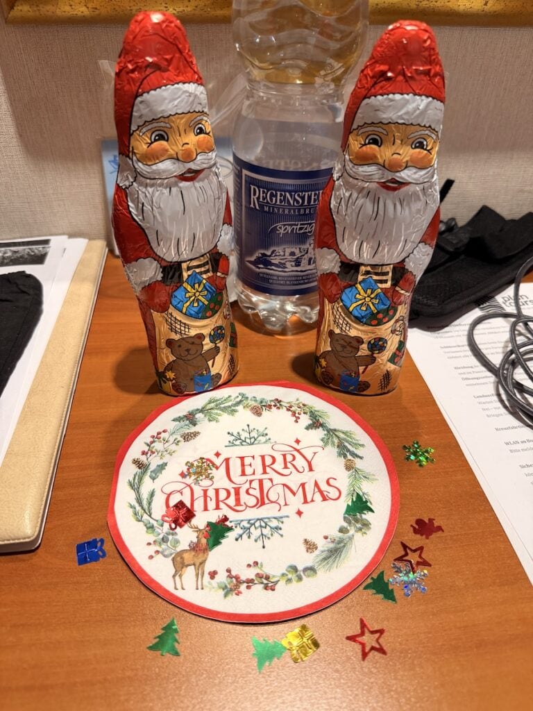 Weihnachtsmänner an Heiligabend auf der Kabine