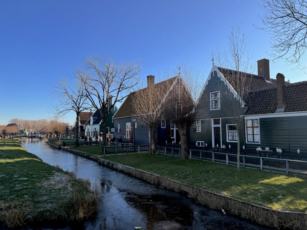 Alte Häuser in Zaanse Schans, die hier wieder aufgebaut wurden