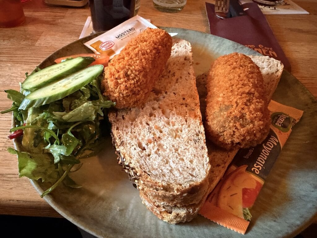 Kroketten auf Brot mit Salatgarnitur