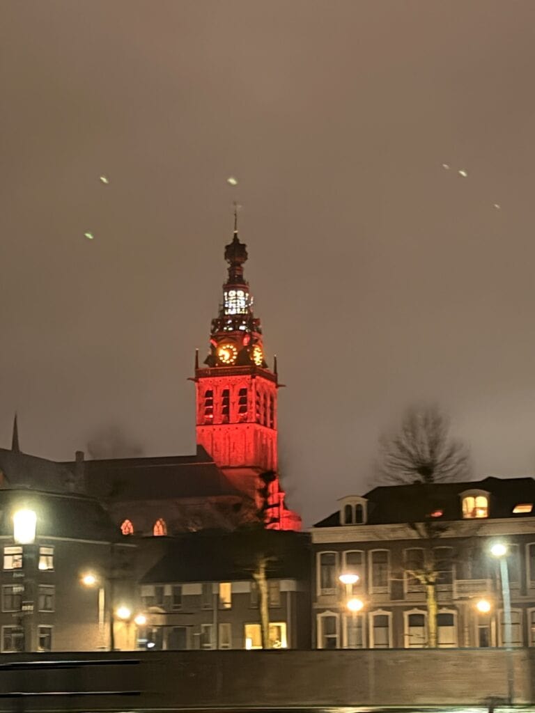 Turm der Stevenskerk Nijmegen bei Nacht vom Fluss her